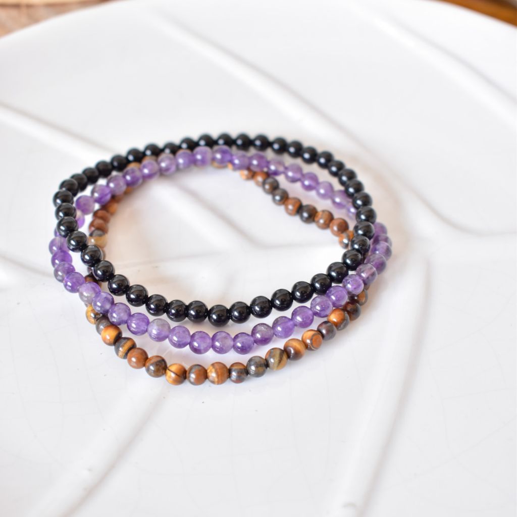 Trío de Pulseras para Protección y Equilibrio | Amatista, Ojo de Tigre y Ónix